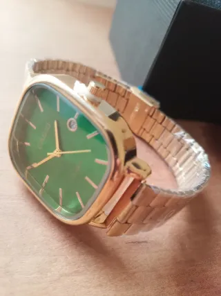 Vari orologi da donna e da uomo