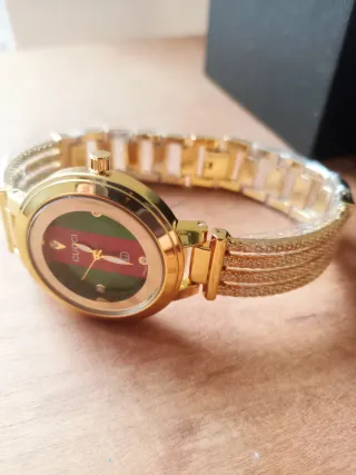 Vari orologi da donna e da uomo