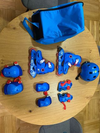 Patines en línea ajustables azules y protecciones