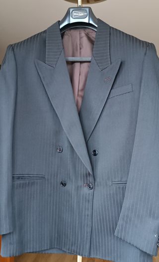 Traje de caballero marrón con rayas