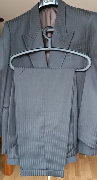 Traje de caballero marrón con rayas