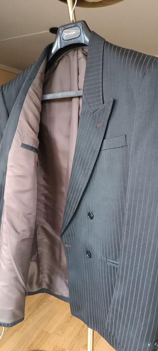 Traje de caballero marrón con rayas