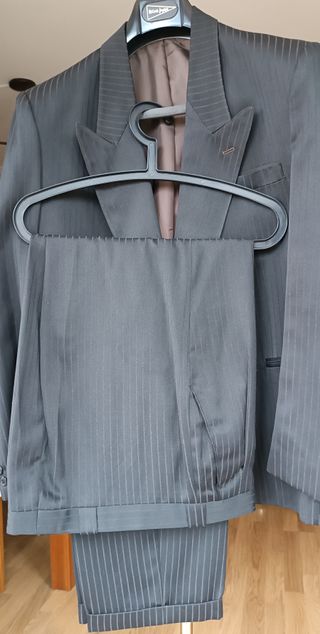 Traje de caballero marrón con rayas