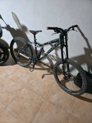 Bicicleta Kona Stinky Downhill