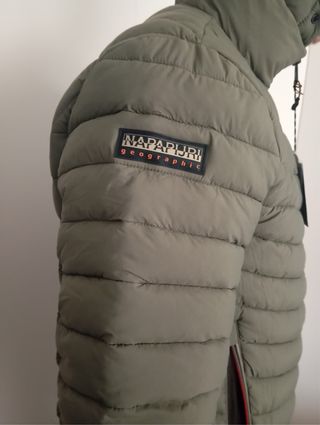 Chaqueta Napapijri con capucha verde oliva