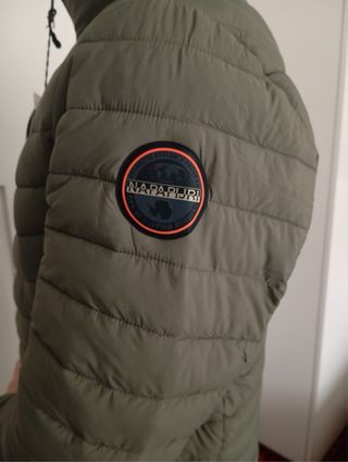 Chaqueta Napapijri con capucha verde oliva