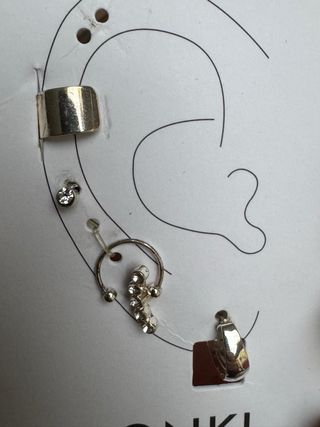 Conjunto de bisutería dorado y plateado