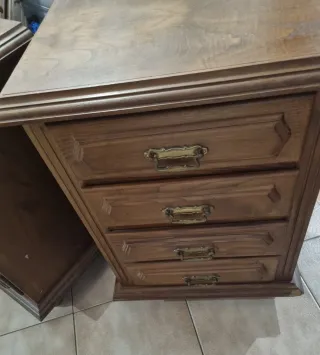 Mesa de cabeceira em madeira e mesa antiga de cent