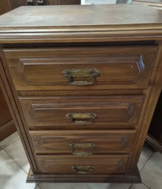 Mesa de cabeceira em madeira e mesa antiga de cent