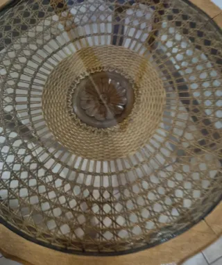 Mesa de cabeceira em madeira e mesa antiga de cent