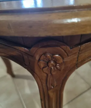 Mesa de cabeceira em madeira e mesa antiga de cent