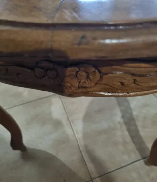 Mesa de cabeceira em madeira e mesa antiga de cent