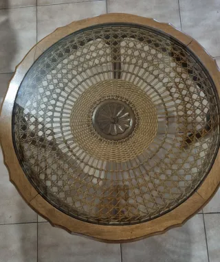 Mesa de cabeceira em madeira e mesa antiga de cent