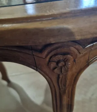 Mesa de cabeceira em madeira e mesa antiga de cent