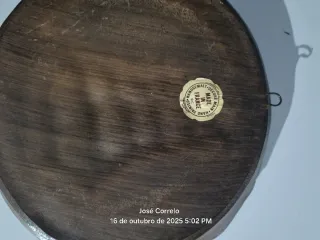 Mesa de cabeceira em madeira e mesa antiga de cent