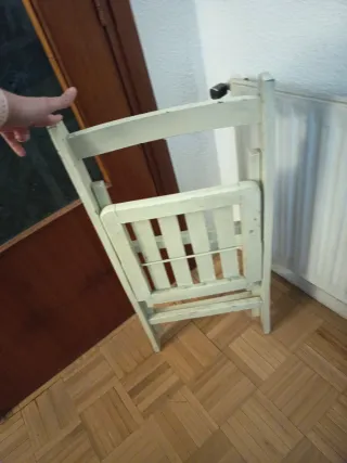 Silla plegable de madera blanca