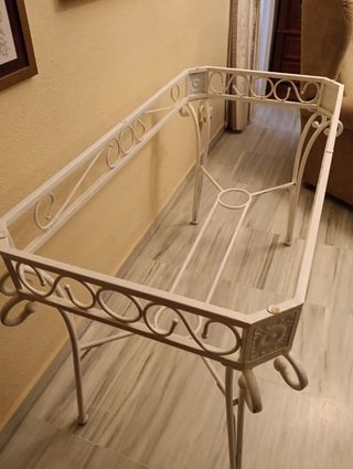 Mesa grande de metal blanca
