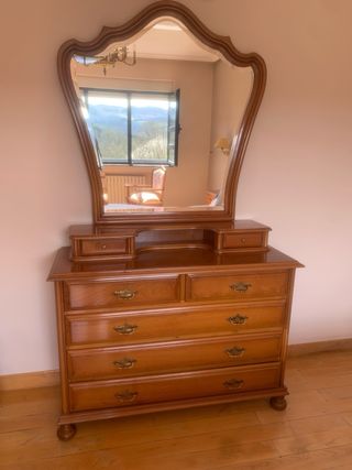 Armario de madera castaño