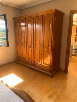 Armario de madera castaño