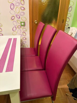 Mesa comedor con 6 sillas fucsia