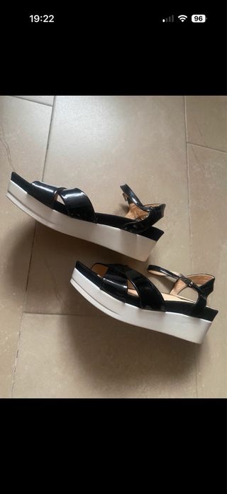 Sandalias Negras Charol Plataforma