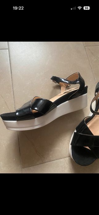 Sandalias Negras Charol Plataforma