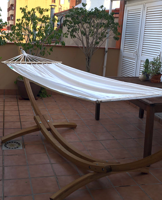 Hamaca de madera con soporte