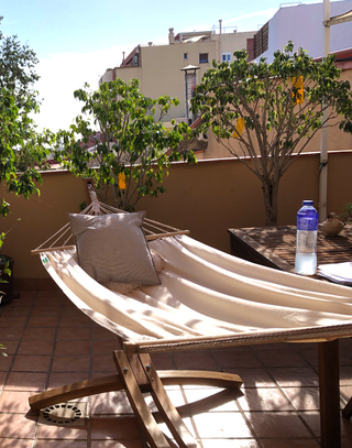 Hamaca de madera con soporte