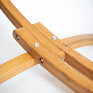Hamaca de madera con soporte