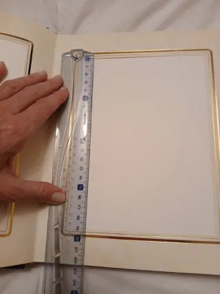 Álbum de fotos marrón con detalles dorados