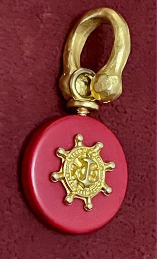 Colgante Círculo Rojo Ancla Dorada