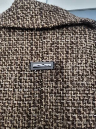 Abrigo lana marrón con hilo dorado