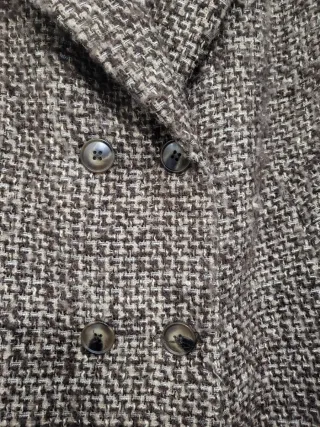 Abrigo lana marrón con hilo dorado