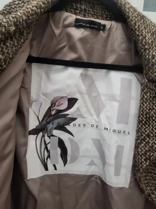 Abrigo lana marrón con hilo dorado