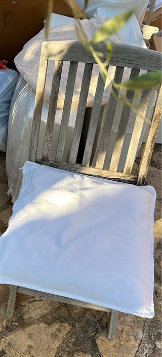 Silla de madera estilo mediterráneo