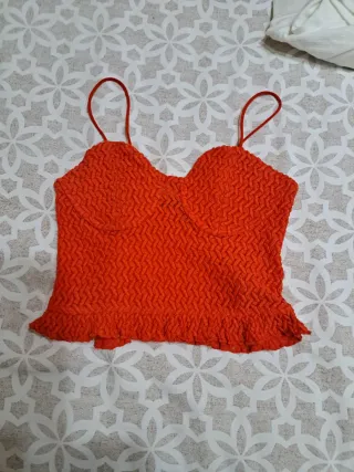 Top naranja con tirantes