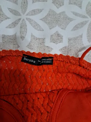 Top naranja con tirantes