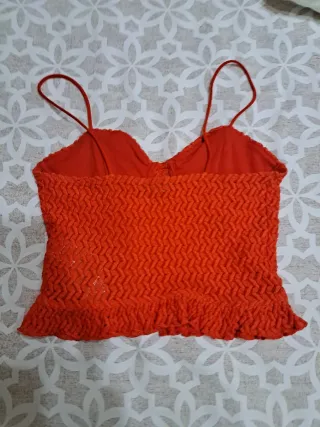 Top naranja con tirantes