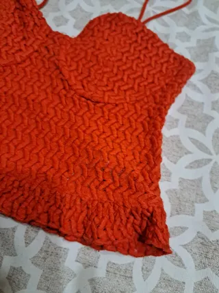 Top naranja con tirantes
