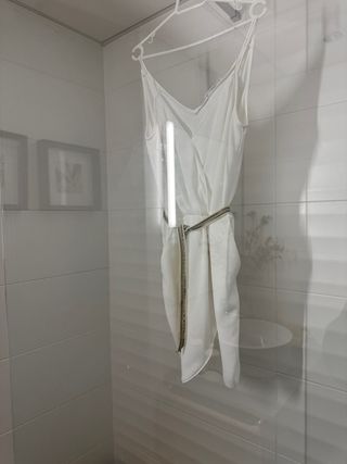 Vestido blanco Mango con cinturón brillante