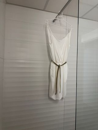 Vestido blanco Mango con cinturón brillante