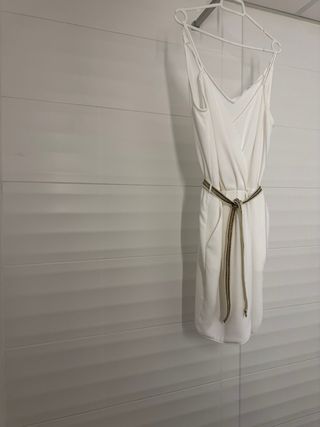 Vestido blanco Mango con cinturón brillante