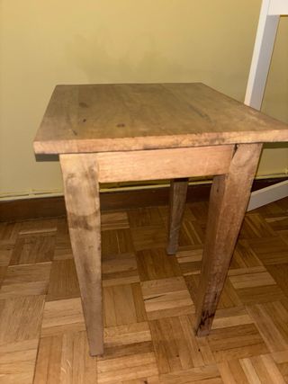 Escritorio blanco con banco de madera