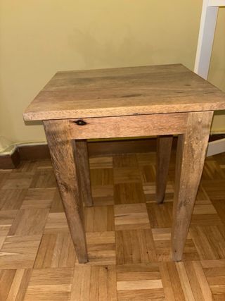 Escritorio blanco con banco de madera