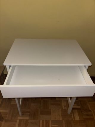 Escritorio blanco con banco de madera