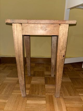 Escritorio blanco con banco de madera