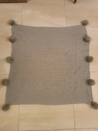 Set candela profumata + plaid pom pom in offerta