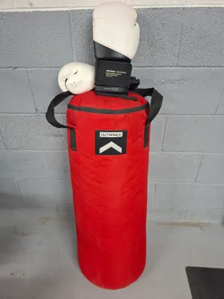 Saco de boxeo y guantes Decathlon Outshock