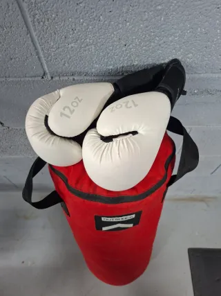 Saco de boxeo y guantes Decathlon Outshock