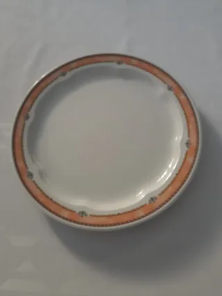 Platos llanos de loza con borde naranja